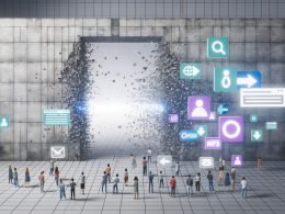 Futuristische Newsroom-Szene mit einstürzender Beton-Paywall, digitalen Fragmenten, offenen Panels, Technologie-Symbolen, diversen Menschen und schwebenden Social-Media-Icons.