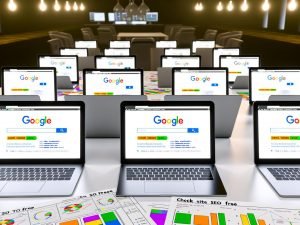 Mehrere Laptops mit verschiedenen SEO-Tools und Score-Anzeigen auf einem Tisch, dazu Papiere mit Diagrammen und das Suchfeld ‚Check Site SEO Free‘ in einem modernen Büro.