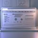 Minimalistischer Arbeitsplatz mit offenem WordPress-Dashboard und leichtgewichtigem SEO-Plugin-Fenster auf einem Laptop-Bildschirm, umgeben von Code- und Performance-Symbolen.