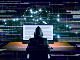 Titelbild eines anonymen Marketers mit Kapuze vor großem Bildschirm voller Analytics-Daten und Diagramme. Unscharfe Blogartikel strömen digital vorbei, während wenige hervorgehobene, leuchtende technische Blogseiten im Vordergrund zu sehen sind.