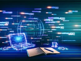 Futuristischer digitaler Schreibtisch mit Laptop, Notizbuch und leuchtenden Daten-Dashboards, umgeben von schemenhaften Algorithmen und KI-basierten Schriftzügen, symbolisiert datengetriebenes, innovatives Content Writing.