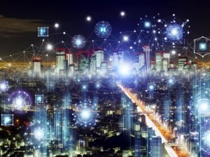 Futuristische Großstadt bei Nacht mit leuchtenden Hochhäusern, transparenten Datenströmen, holografischen Interfaces und Menschen, die mit quantenbasierten Geräten interagieren.