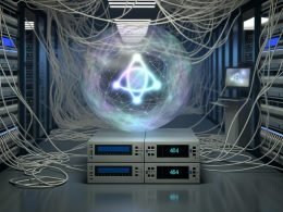Düstere Magazin-Doppelseite mit verschwommenem Serverraum, irisierenden Lichtfäden als Qubits, transparenter Kugel mit Quantum-Symbolen und ausgemusterten Routern vor blinkenden 404-Anzeigen.
