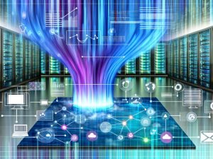 Futuristisches Titelbild mit leuchtendem Datenstrom in Blau und Violett, der durch eine digitale Kommandozentrale mit User-Interfaces, Datenpunkten aus verschiedenen Quellen, Charts und Serverracks strömt.