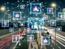 Vernetzte Stadt mit Blockchain-Symbolen, autonomen Fahrzeugen, Smartphones, digital visualisierten Verträgen und leuchtenden Knotenpunkten für Handel, Logistik, Versicherung und Identität.
