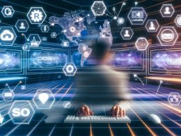Futuristischer Arbeitsplatz mit Bildschirmen, Datenanalysen, digitalen Icons und einer Person, die innovative digitale PR-Strategien am Computer umsetzt.