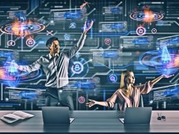 Digitaler Marketer jongliert Code-Snippets, Browserfenster mit Analysen und Cookie-Bannern in einem modernen Büro mit blauen Datenströmen und Tealium iQ Oberfläche.