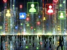 Digital wirkende Großstadtszene bei Nacht mit transparenten Datenströmen und Matrix-Zahlen, Social-Icons und leuchtenden Scores über Menschen als Schattenrisse