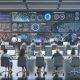 Marketing-Profis analysieren Daten auf großen interaktiven Bildschirmen in einem modernen Büro mit farbigen Akzenten, Datenvisualisierungen, KPIs und Automatisierungsprozessen.