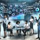 Diverse Geschäftsleute analysieren bunte Diagramme und KPIs auf einem transparenten Screen im futuristischen Büro, diskutieren und notieren Insights rund um einen runden Tisch.
