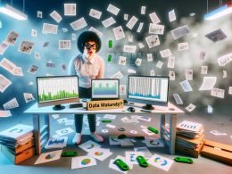 Überforderter Mitarbeiter am Schreibtisch mit chaotischen Papierstapeln, mehreren Monitoren mit Excel-Tabellen, unbeschrifteten USB-Sticks und Datenvisualisierungen; Schild mit 'Data Maturity?' sichtbar.