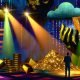 Surrealistisches Datenfeld mit abstrakten Datenströmen, goldenen Datenbarren, riesigen Händen, Cloud-Servern und einer ratlosen Person vor einer binären Schatzkarte im futuristischen Stil.