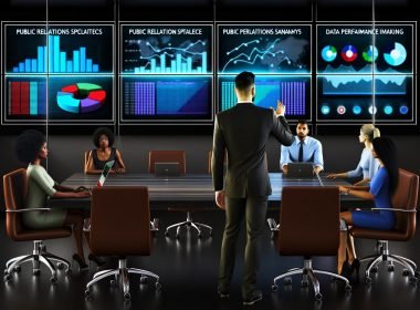 Team von PR-Spezialisten analysiert bunte Datenvisualisierungen auf großen Bildschirmen in einem modernen Büro, während ein Manager Einsichten präsentiert.