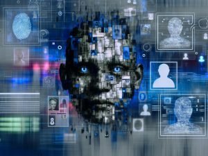 Abstraktes digitales Porträt einer künstlichen Person mit echten und virtuellen Datenfragmenten, überlagert von Code, Social-Media-Icons, biometrischen Mustern und simulierten Ausweisdokumenten vor einer von Datenströmen und KI-Avataren geprägten Umgebung.