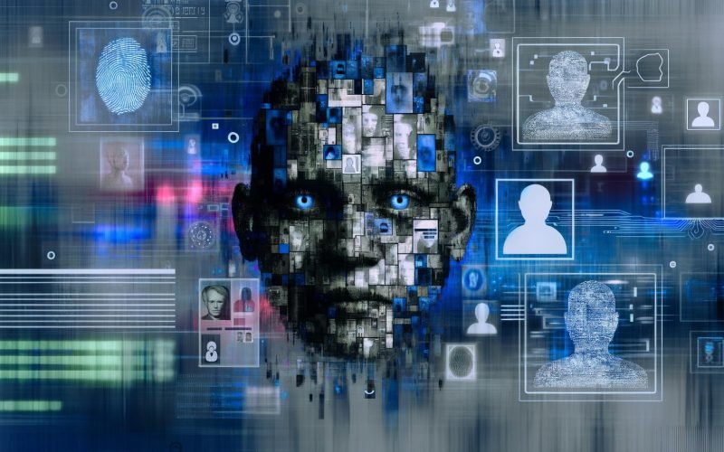 Abstraktes digitales Porträt einer künstlichen Person mit echten und virtuellen Datenfragmenten, überlagert von Code, Social-Media-Icons, biometrischen Mustern und simulierten Ausweisdokumenten vor einer von Datenströmen und KI-Avataren geprägten Umgebung.