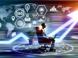 Illustration eines modernen Business-Bloggers am Laptop vor einem digitalen Dashboard mit aufsteigenden Traffic-Kurven, SEO-Grafiken und vernetzten Content-Clustern sowie Symbolen für technische SEO.