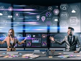 Junger Mann und Frau arbeiten an einem modernen Schreibtisch mit mehreren Monitoren, vollgepackt mit PR-Dashboards, Analytics und digitalen Tools, umgeben von Notizen und digitalen Mindmaps, im Hintergrund abstrakte Datenvisualisierungen.