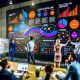 Team aus diversen Marketingexpertinnen und -experten arbeitet in einem modernen Büro intensiv an einem großen digitalen Dashboard mit bunten Diagrammen und Storytelling-Visuals.