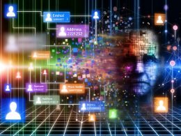 Digitale Collage mit hybridem Gesicht, Datenfeldern, Social Media Icons, Netzwerk aus bunten Linien und verschwommenen Silhouetten von Bots und KI-Figuren.