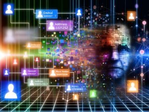 Digitale Collage mit hybridem Gesicht, Datenfeldern, Social Media Icons, Netzwerk aus bunten Linien und verschwommenen Silhouetten von Bots und KI-Figuren.