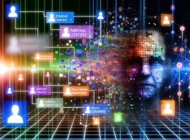 Digitale Collage mit hybridem Gesicht, Datenfeldern, Social Media Icons, Netzwerk aus bunten Linien und verschwommenen Silhouetten von Bots und KI-Figuren.