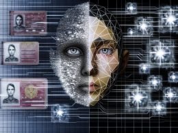 Hyperrealistisches Porträt eines Gesichts, das sich in digitale Daten und Netzwerkstrukturen auflöst, mit Passdokumenten und Blockchain-Symbolen im Hintergrund.