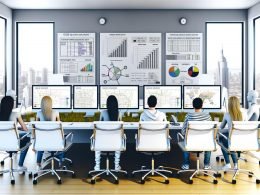 Junge SEO-Expert:innen im modernen Büro in Hannover analysieren Websites mit fortschrittlichen Tools und Whiteboard-Skizzen im urbanen Startup-Umfeld.