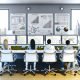 Junge SEO-Expert:innen im modernen Büro in Hannover analysieren Websites mit fortschrittlichen Tools und Whiteboard-Skizzen im urbanen Startup-Umfeld.