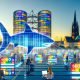 Dynamische, digitale Mainzer Stadtszene bei Sonnenuntergang mit modernen Bürogebäuden, SEO-Icons, pulsierenden Datenströmen, erkennbaren Mainzer Wahrzeichen und Menschen beim SEO-Wettbewerb.