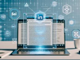 Moderner Laptop mit geöffnetem LinkedIn-Editor, zeigt KI-generierte Textvorschläge, Keywords und digitale Icons für KI, SEO und Engagement vor einem professionellen Workspace-Hintergrund.