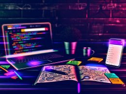 Ein kreativer, chaotischer SEO-Arbeitsplatz im Loft-Look mit Laptop auf Google Search Console, Smartphone mit Ubersuggest, Notizbuch voller Skizzen und bunten Post-its sowie einem verschwommenen Monitor mit PageSpeed Insights im Neonlicht.