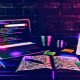 Ein kreativer, chaotischer SEO-Arbeitsplatz im Loft-Look mit Laptop auf Google Search Console, Smartphone mit Ubersuggest, Notizbuch voller Skizzen und bunten Post-its sowie einem verschwommenen Monitor mit PageSpeed Insights im Neonlicht.