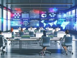 Modernes, hell beleuchtetes Großraumbüro mit Content-Profis an Laptops vor großen Monitoren. Über den Bildschirmen schweben digitale Interfaces wie Redaktionskalender, Workflow- und SEO-Analysen. Im Hintergrund verblassen klassische Tools und Datenvisualisierungen sorgen für eine produktive, futuristische Atmosphäre.