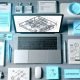 Moderner Workspace mit aufgeklapptem Laptop und Webflow-Interface, umgeben von Notizblöcken, Gadgets, Konzeptskizzen und Tool-Logos, in kühlen Blau-, Weiß- und Grautönen.