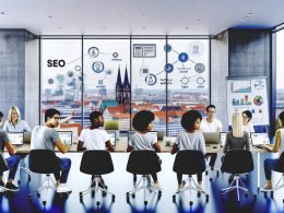 Junges, diverses Team arbeitet in einem modernen Leipziger Büro an SEO-Analysen und digitalen Strategien, umgeben von der Skyline und digitalen Netzwerkelementen.