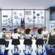 Junges, diverses Team arbeitet in einem modernen Leipziger Büro an SEO-Analysen und digitalen Strategien, umgeben von der Skyline und digitalen Netzwerkelementen.