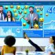 Erfolgreiche B2B-Marketer im Business-Outfit teilen und lachen über Memes in einem LinkedIn-Feed, umgeben von schwebenden Meme-Snippets, Emojis und modernen Analytik-Grafiken vor blauem, grafischen Hintergrund.