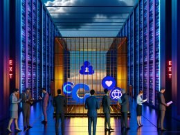 Geschäftsleute und IT-Profis vor einem goldenen Käfig im Rechenzentrum, der große Tech-Logos von Microsoft, Google, Amazon, Apple und Meta einschließt. EXIT-Zeichen leuchtet im Hintergrund.