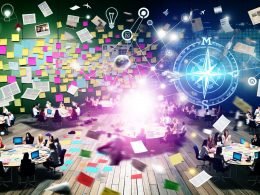 Chaotisches Großraumbüro mit Post-its, Laptops, digitalen Inhalten und einem leuchtenden Kompass als Symbol für Struktur im Content-Workflow.