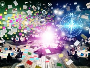 Chaotisches Großraumbüro mit Post-its, Laptops, digitalen Inhalten und einem leuchtenden Kompass als Symbol für Struktur im Content-Workflow.