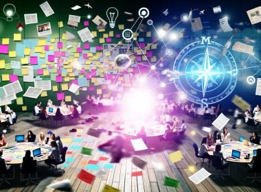 Chaotisches Großraumbüro mit Post-its, Laptops, digitalen Inhalten und einem leuchtenden Kompass als Symbol für Struktur im Content-Workflow.