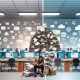 Gegenüberstellung eines überfüllten, papierlastigen PR-Büros mit einem modernen, digitalen Arbeitsplatz mit Automatisierung und Teamarbeit.