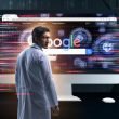 Starker Arzt im weißen Kittel vor Computer mit chaotischem Google-Suchergebnis, Konkurrenz-Ärzte als Silhouetten, digitale Symbole für Algorithmen und Warnungen im Hintergrund.