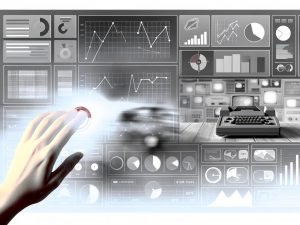 Zentrale Hand wischt grauen Nebel von einem Dashboard mit Zahlen, Diagrammen und KPIs, während im Hintergrund alte Medien wie Faxgeräte unscharf erscheinen.