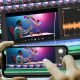 Dynamische Collage mit mehreren Smartphones, die perfekt geloopte Instagram Reels präsentieren. Zentral jongliert ein Mann bunte Gegenstände. Im Hintergrund Editing-Tools, Schnittprogramm und dezenter Glitch-Effekt.