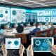 Modernes, helles Büro mit Konferenztisch, PR-Experten, Laptops, Tablets mit Dashboards, Prozessdiagrammen und großem Bildschirm, der PR-Automationssoftware zeigt. Whiteboard voller API-Flussdiagramme, im Hintergrund Echtzeit-Datenmonitoring auf digitalen Displays.