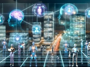Menschen mit digitalen Implantaten und neuronalen Interfaces in einer nächtlichen Future-City, umgeben von Datenströmen, Hologrammen und KI-Avataren auf vernetzten Plattformen, während Roboter Seite an Seite mit Menschen arbeiten.