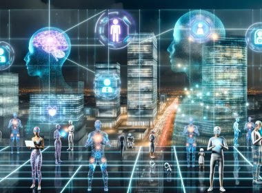 Menschen mit digitalen Implantaten und neuronalen Interfaces in einer nächtlichen Future-City, umgeben von Datenströmen, Hologrammen und KI-Avataren auf vernetzten Plattformen, während Roboter Seite an Seite mit Menschen arbeiten.