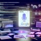 Digitaler Arbeitsplatz mit mehreren Bildschirmen, Google Display Voice Native Ads, Sprachwellenform, technischen Notizen, Analytics-Dashboards und 404-Branding an der Wand.