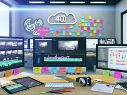 Moderner, ordentlicher Schreibtisch mit mehreren Bildschirmen für Reels-Videoschnitt in Premiere Pro, Storyboard-Notion-Boards, organisierte Cloud-Ordner, Notizen, Tablet mit Analytics, Post-its, Kopfhörer und Icons für Automatisierung und Team-Feedback.